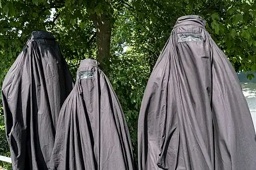 Des visiteuses essaient la burqa au Danemark, 2018.