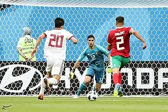 Munir s'apprêtant à faire une parade face à Sardar Azmoun (no 20).