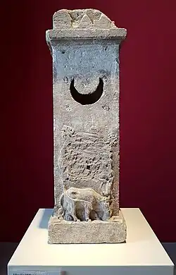 Autel avec ajour en forme de croissant de lune, servant à créer des effets de lumière dans l'obscurité. Bonn, début du IIIe&nbsp;siècle. Rheinisches Landesmuseum Bonn.