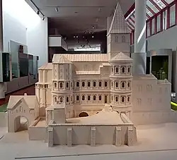 Façade nord de la Porta Nigra dans sa configuration médiévale, intégrée à la collégiale Saint Siméon. Musée rhénan de Trèves.