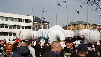 Les Gilles sur la place Maugrétout.