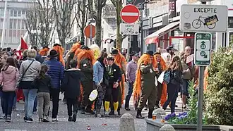 Costumés dans la rue Albert 1er.