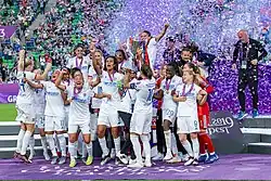 Photo de joueuses de football célébrant leur victoire en Ligue des champions.