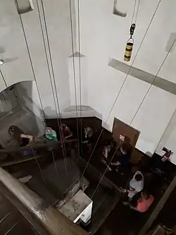 Escalier de la tour et système de contre poids.