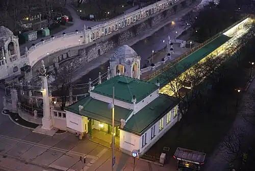 Le portail de la rivière Vienne et la station Stadtpark vus de nuit.