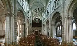 La nef, avec l'orgue et les  collatéraux ajoutés au XIXe&nbsp;siècle.