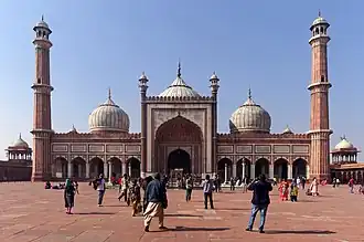 Vue d'ensemble de la façade du haram de la mosquée.