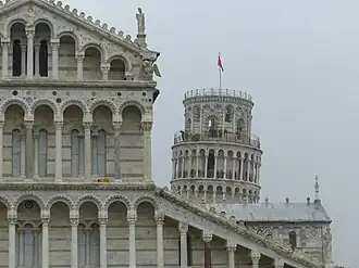 Façade romane en marbre de la cathédrale de Pise, ornée d’opus sectile, Italie, XIIe&nbsp;siècle.