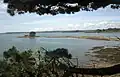 L'îlot situé à l'extrémité de la pointe du Château vu de l'oppidum situé au sud de celle-ci à marée basse.