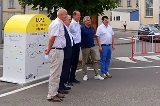 Christian Prudhomme et Yves Krattinger en compagnie du maire Éric Houlley avant le Tour de France 2020.
