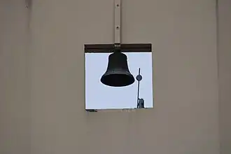 Cloche incrustée dans la façade.