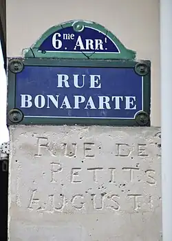 Ancienne inscription « rue des Petits Augustins » en dessous de la plaque moderne.