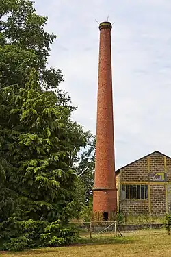 Cheminée subsistante.