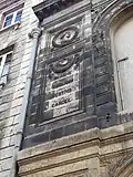Inscriptions de noms d'artistes sur la façade est.