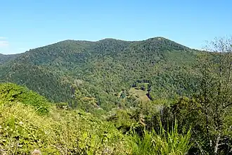 Les trois crêtes, de gauche à droite : la Planche des Belles Filles, la tête de la Charborue et la tête des Cèpes.