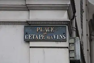 Plaque de rue à l'angle de la rue des Bois, en octobre 2020.