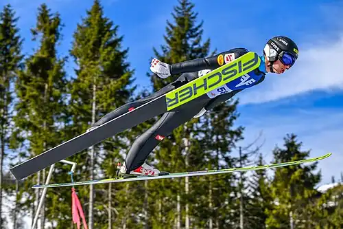 Coupe continentale de combiné nordique 2020 à Eisernez avec Manuel Einkemmer en vol. Février 2020.