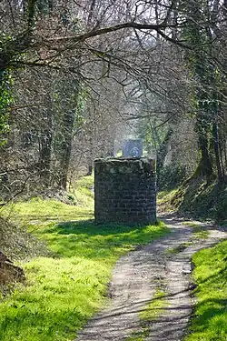 Deux cheminées d'aérage alignées.