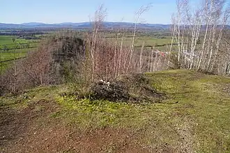 Vue d'un terril et d'un paysage bucolique depuis le sommet du plus grand terril.