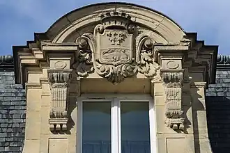 Blason sur la façade de l'hôtel de la Caisse d'épargne