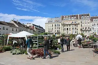 Installations sur la place de la République, en 2021
