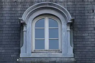 Fenêtre centrale du deuxième étage depuis la cour d’Honneur.