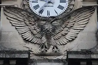 Haut-relief d'aigle sur la façade