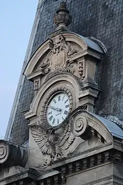 Horloge sur la façade de l'hôtel de ville, photographié en juillet 2021.