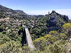 Vue sur la Moyenne Corniche à l'entrée d'Èze-village.