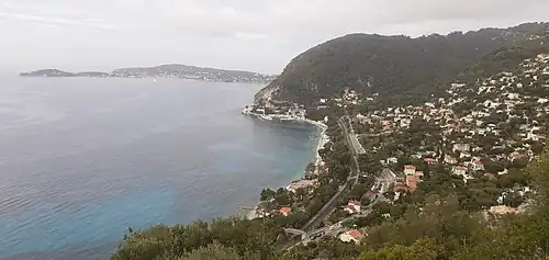 Vue sur la Basse Corniche qui traverse Èze-sur-Mer.