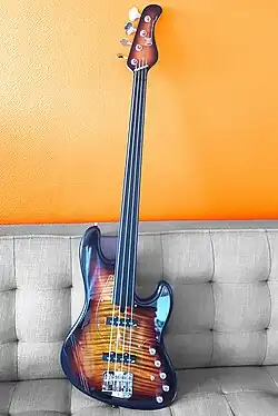 Basse fretless de marque Mayones dont la touche ne présente ni repère ni ligne.