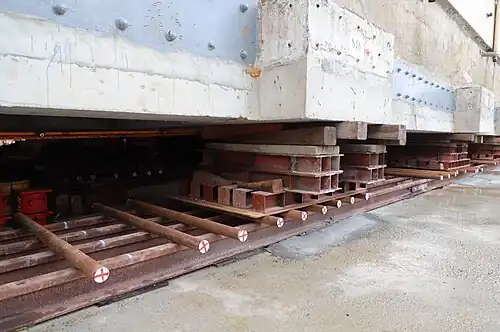 Photographie du détail d'un vérinage de bâtiment.