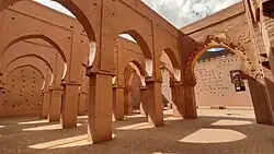 Vue de la salle de prière, en direction de la cour (derrière les arches à droite).