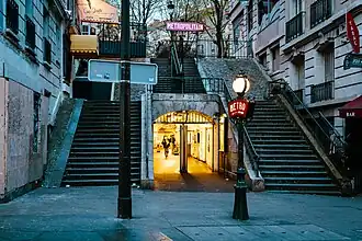 L'entrée de la station, sur la rue Lamarck.