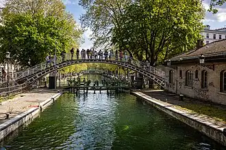 Vue du canal Saint-Martin à hauteur de la passerelle Arletty.