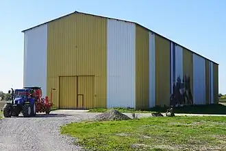 La hangar métallique et un tracteur (vue de l'est).