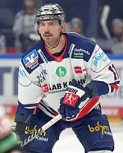 Description de l'image 2022-11-18 Eisbären Berlin gegen Iserlohn Roosters (Deutsche Eishockey-Liga 2022-23) by Sandro Halank–010.jpg.