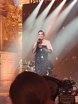 Camélia Jordana sur scène, dans la salle du Bal.