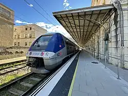 Un TER sur l'une des voies à écartement normal.