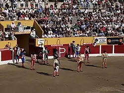 Les matadors et les péones.