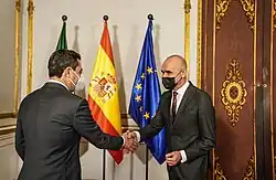 Deux personnes se saluant