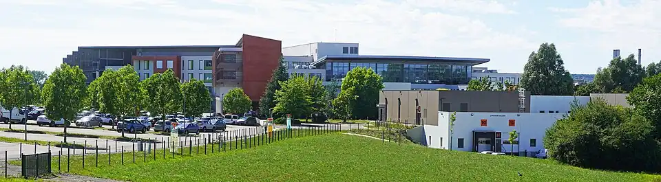 Façade est, consultations et pharmacie.