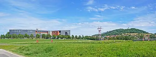 Vue éloignée avec la colline de la Motte sur la droite.