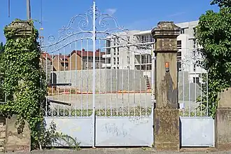 Ancien portail de la maison du directeur (bâtiment R).