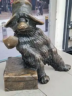 Une statue de bronze de l'Ours Paddington à la gare de Paddington de Londres.