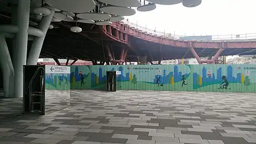 Chantier d'un espace public en construction.