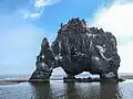 Sculpture naturelle appelée Hvitserkur. Arche naturelle en basalte haute de 15&nbsp;m.