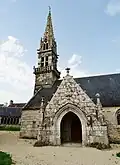 Église paroissiale Notre-Dame : clocher et porche vus depuis le sud.
