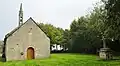 La chapelle de la Madeleine et son calvaire (sous la pluie).