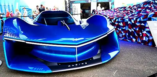 Avant d'une voiture bleue.